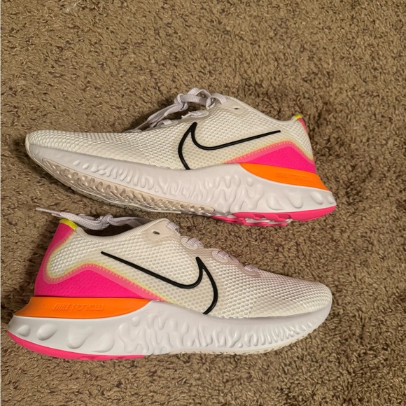 Nike Shoes - NEW‼️Womens Renew Run 'Platinum Pink Blast